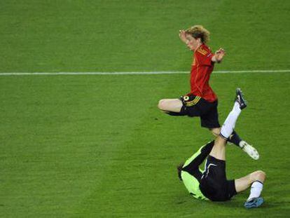 Fernando Torres vaults over the challenge of Jens Lehmann in Vienna in 2008 to score the championship-winning goal.