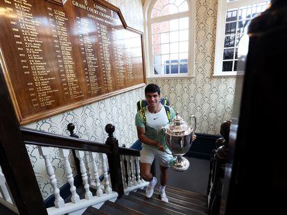 Alcaraz at the Queen's Club with the winner's trophy after defeating De Miñaur in the final.