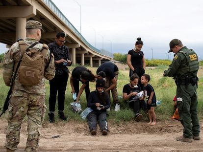 US border agents detain a group of Venezuelan migrants in Eagle Pass, Texas, on April 25.