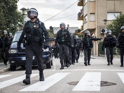 Civil Guard officers during the operation to stop the illegal referendum on October 1.