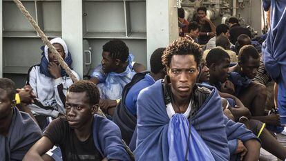 Migrants aboard the Cantabria, silent witnesses to the conflict.