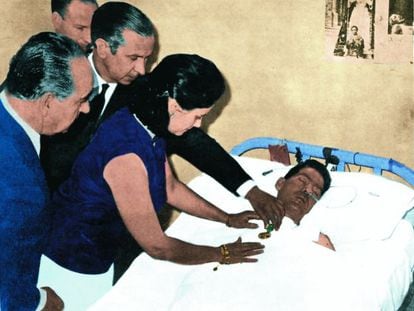 Vicente Calder&oacute;n (left) and Pepita M&aacute;rquez at the bedside of Jos&eacute; Miguel M&aacute;rtinez
