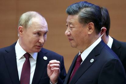Russian President Vladimir Putin, left, gestures while speaking to Chinese President Xi Jinping during the Shanghai Cooperation Organization (SCO) summit in Samarkand, Uzbekistan, Sept. 16, 2022.