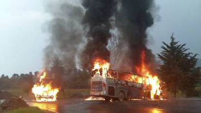 A bus on fire in Cherán, Michoacán.