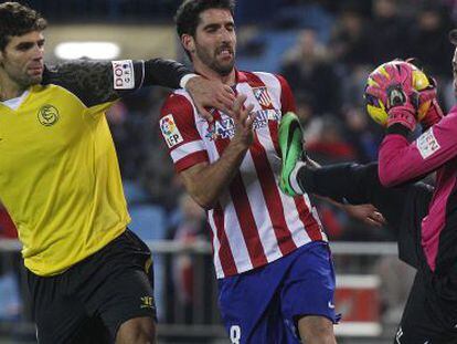 Atl&eacute;tico&#039;s Ra&uacute;l Garc&iacute;a is frustrated by Sevilla goalpeeper Beto.
