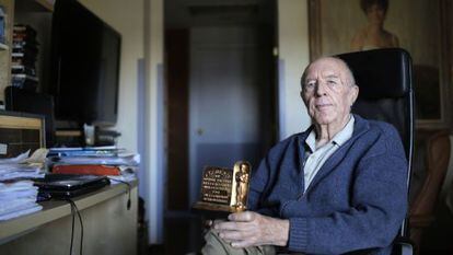 Juan de la Cierva holds his Oscar in the retirement home where he now lives.