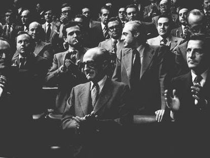 The prime minister of the time, Adolfo Suárez (front right), leads the applause in Congress after the Amnesty Law of October 14, 1977 was passed.
