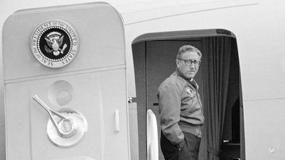 Henry A. Kissinger, presidential national security adviser, waits at the door of Air Force One to accompany the president to Walla Walla, Wash., from Portland, Ore., on Sept. 27, 1971. 
