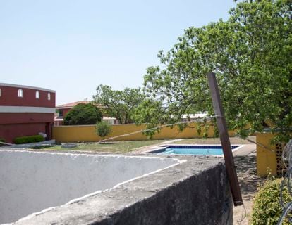 The garden and pool area where the cistern is located. On the left, El Botanero restaurant, which has been closed for several years, and in the background, the wall that separates this area from the hotel reception.