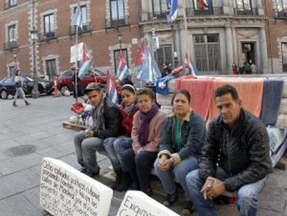 A group of Cuban refugees have been camped outside the Foreign Ministry for over a year.