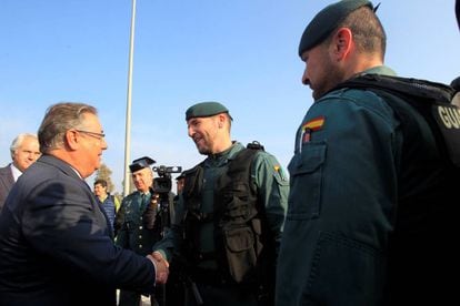 Interior Minister Juan Ignacio Zoido greets Civil Guard and National Police members.