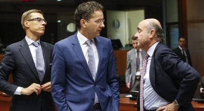 Spanish Economy Minister Luis de Guindos (right) lost out to Dutchman Jeroen Dijsselbloem (center) in his bid to head the Eurogroup.