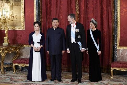 King Felipe VI of Spain (2R), Queen Letizia (R), Chinese president Xi Jinping (2L) and wife Peng Liyuan (L) at the Royal Palace.