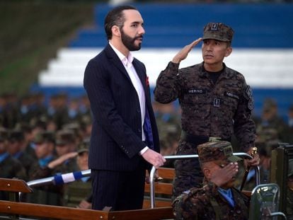 The president of El Salvador, Nayib Bukele, with the Minister of Defense, René Merino, last April.