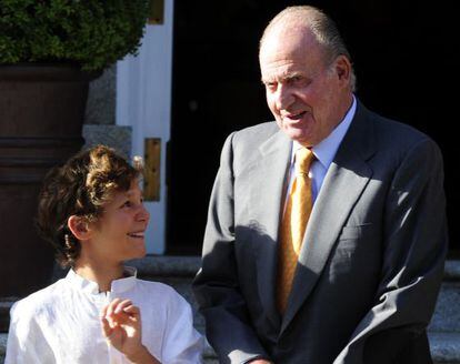 King Juan Carlos chatting with his grandson Felipe Juan Froilán, in a photo from 2011.