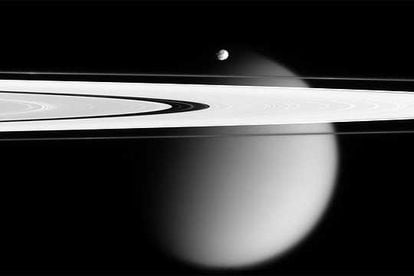 Image of two of Saturn's satellites: Titan (the big one) and Epimetheus (small, in the center). In the foreground, the rings of the planet. Photo taken by the Cassini probe on April 28, 2006.