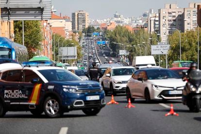 A police checkpoint on the A-5 freeway heading out of Madrid on Friday afternoon.