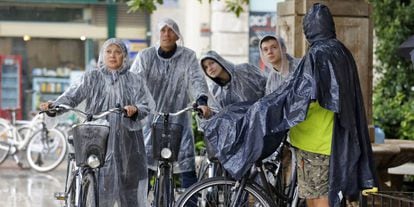 A group of people takes shelter from the rain in Valencia, which is on orange alert for heavy rain caused by the “cold drop.”
