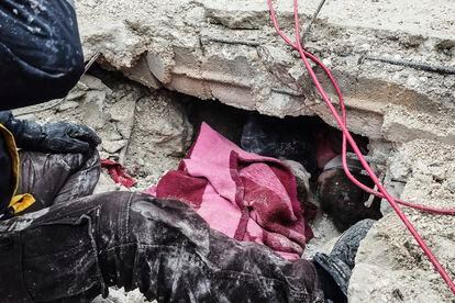 Los servicios de rescate sirios trataban de sacar de entre los escombros los cuerpos de dos niños en un edificio destruido en Afrin. 