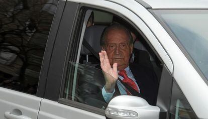 The king leaves the USP San Jos&eacute; hospital in Madrid after an operation on a hip he fractured while on a safari in Botswana.