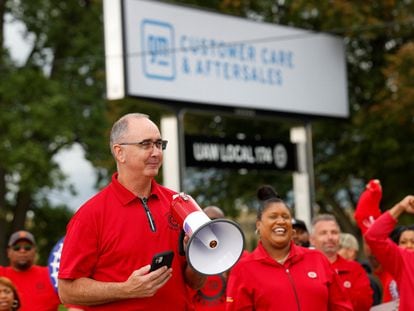 United Auto Workers (UAW) union president Shawn Fain last Tuesday in Bellville, Michigan, in front of a General Motors facility.