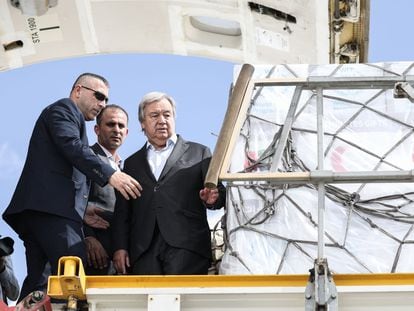 António Guterres inspects aid supplies for Gaza, at the Egyptian El Arish airport, this Friday.