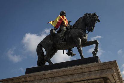 A Spanish flag on a statue at the entrance to Catalan Parliament.