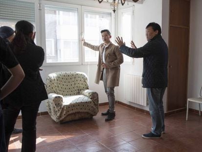 Chinese clients at an apartment in Madrid.