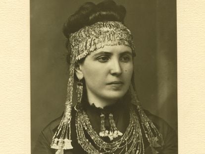 Sofia Schliemann with jewels from Priam’s treasure in 1873. 