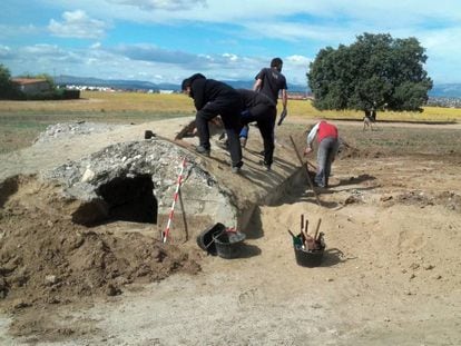 Archeologists searching the Brunete plain where the battle took place.