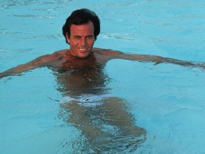 Singer Julio Iglesias in a swimming pool in Miami (Florida), June 10, 1980.