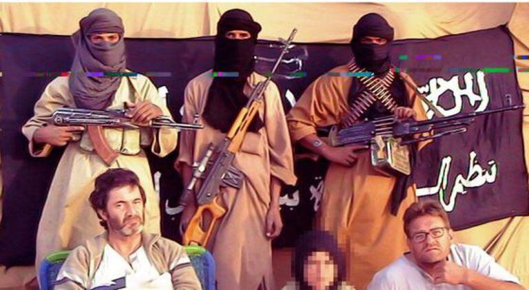 Left to right: Albert Vilalta, Alicia Gámez, Roque Pascual with their captors in the desert.