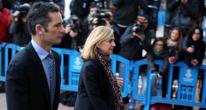 Iñaki Urdangarin and Infanta Cristina arrive at court on Monday.