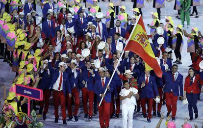 Rafa Nadal leads Team Spain in the closing ceremony in Rio.