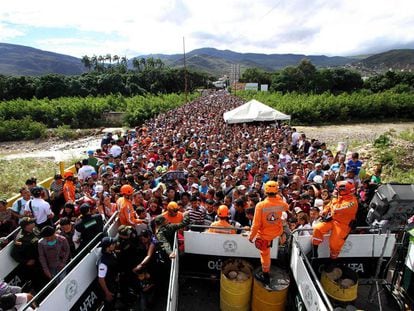 Tens of thousands of Venezuelans wait to cross into Colombia on Sunday.