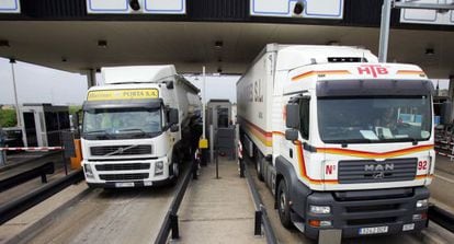 Two trucks at a toll plaza on the AP-7 highway between Castellón and Oropesa.