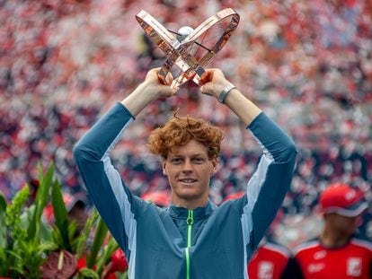 Jannik Sinner of Italy holds the trophy after defeating Alex De Minaur of Australia during the men's final match at the 2023 National Bank Open tennis tournament in Toronto, Canada, 13 August 2023.