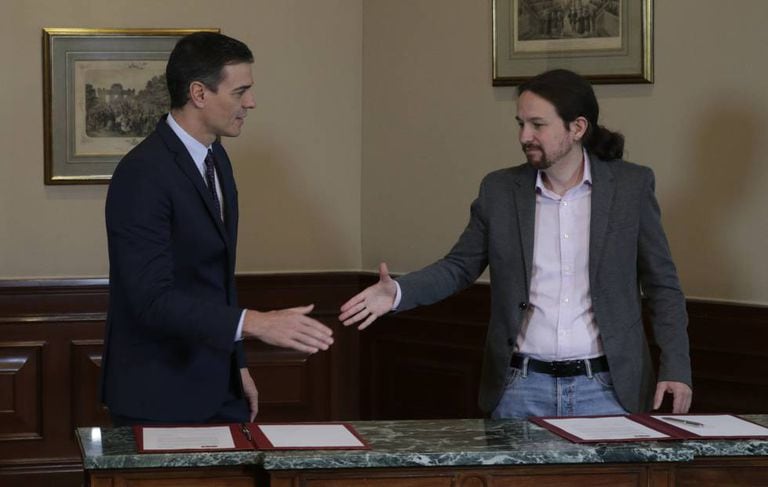 Pedro Sánchez (l) and Pablo Iglesias after signing their preliminary coalition deal in November.