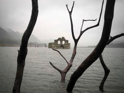 A 2015 drought left the ruins of a temple visible above the waters of the Nezahualcóyotl reservoir in Chiapas (Mexico).