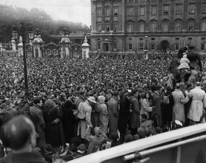 Vast crowds congregate outside Buckingham Palace, awaiting the appearance on the balcony of HM The Queen Elizabeth II and her family following the coronation.  