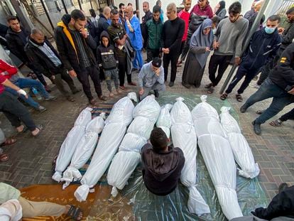 A group of people in the city of Rafah surround the covered bodies of several victims (some children), in the southern Gaza Strip, after the exchange of fire between Israel and the Islamist group Hamas resumed.

