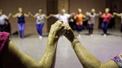 Dance classes at a civic center in Barcelona provided through a time bank.