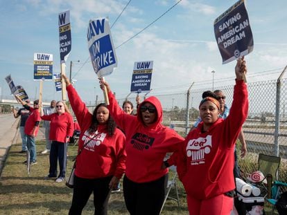 Striking United Auto Workers members picket outside the Stellantis Jeep Plant in Toledo, Ohio, U.S. September 17, 2023.