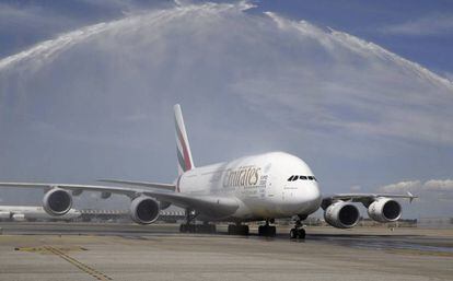 The A380, the largest passenger carrier in the world, arrives in Madrid.