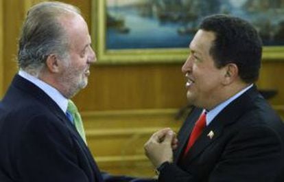 Spain's Juan Carlos and Venezuela's Hugo Chávez meeting again on friendly terms in 2009, two years after the "Why don't you shut up?" episode.