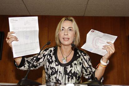 The mayor of Alicante, Sonia Castedo, showing invoices from trips to Andorra allegedly paid for by Enrique Ortiz.