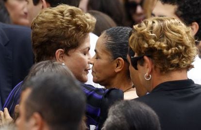 Dilma Rousseff (left) embracing Marina Silva during the funeral for Socialist leader Eduardo Campos.