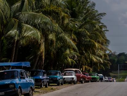 A line of vehicles waiting to fill their tanks in Cuba.