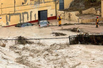 Rescue teams inspect the scene on Thursday in Ontinyent, after the River Clariano burst its banks after heavy rainfall during the night.
