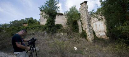 A Russian TV crew films a report on the village of Esblada, which is up for sale in Tarragona.